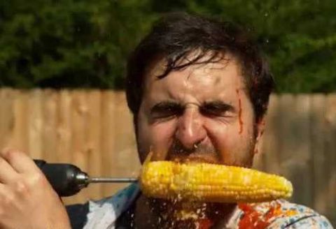 男子挑战电钻十秒啃玉米,结果惨了不忍直视,后悔也来不及