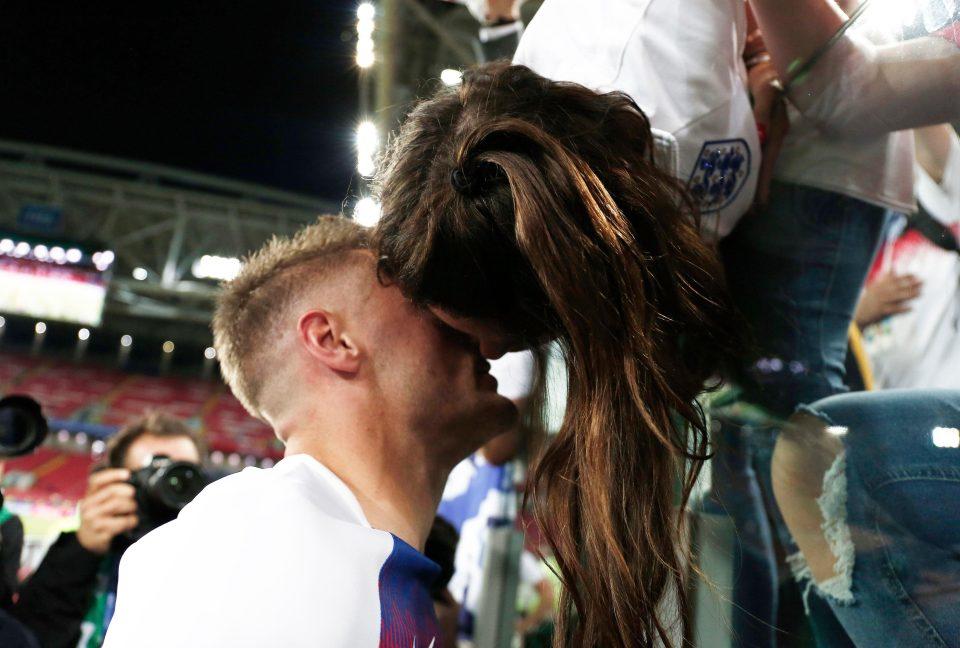 英格兰晋级后太太团纷纷为球员送上香吻