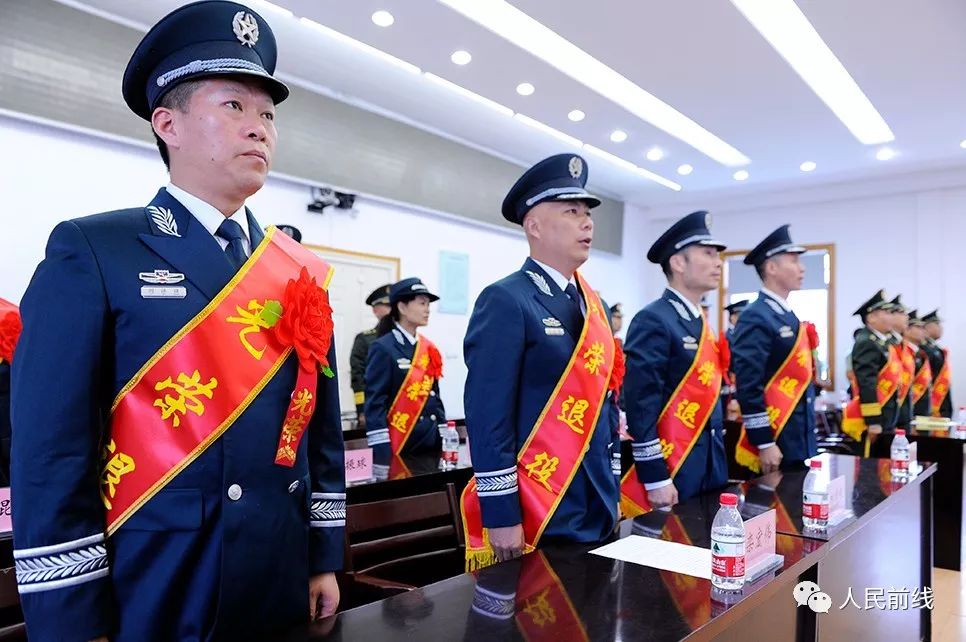 转业干部退役仪式遇上文职人员换装仪式,是个啥模样?