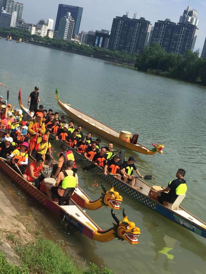 包粽子赛龙舟 这个端午江南警民过得很欢乐