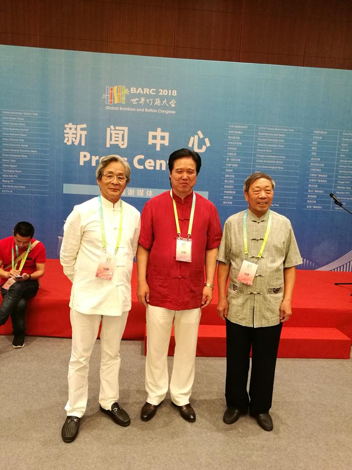 亚太地区竹工艺大师黄学敏(中),卢光华(右),何福礼(左).
