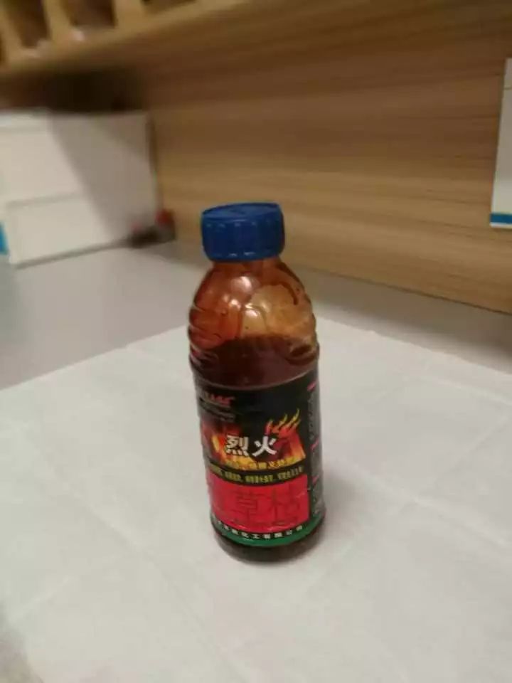 肉的味道与平时不一样,他就到厨房看下,发现一瓶百草枯居然放在灶台上