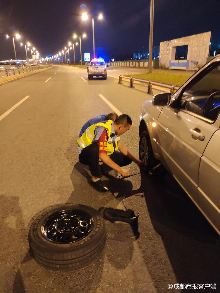 女司机晚上开车在兴隆湖突然爆胎 巡逻人员帮换车胎不留名