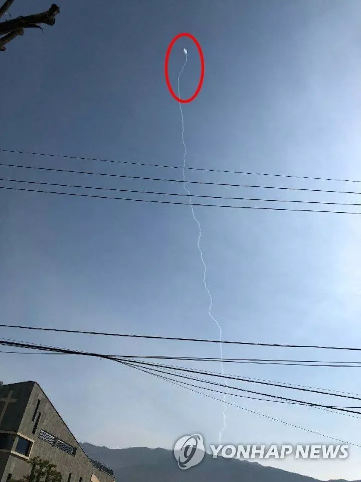 ▲3月18日，在江原道春川市，疑似导弹的飞行物在空中拖出一条长线。（韩联社）