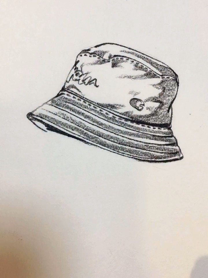 在画速写的时候,人物身上加入配饰物品(饰品,帽子,书本等等)