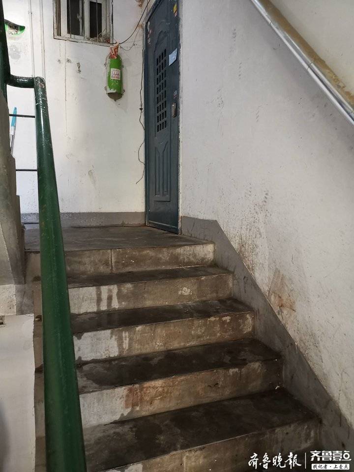 当时楼道里血腥味很浓,楼梯和墙面上都是血迹,从二楼住户家门口一直到