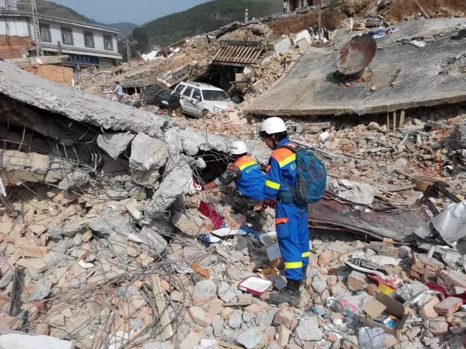 救援队员在鲁甸地震灾区搜寻被困人员.