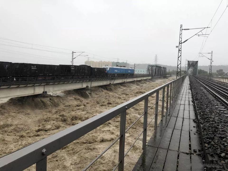 铁路桥位于石马坝站和绵阳北站区间,中心里程为上行方向为k536 613m