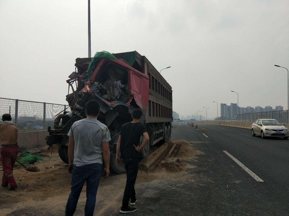 三点多外环津沽立交桥由天津大道向市区方向发生两辆大货车追尾的事故