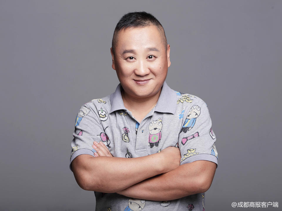 巴蜀笑星廖健豪气请游客们吃四川火锅;巴蜀笑星小汤圆请大家吃烧烤;钟