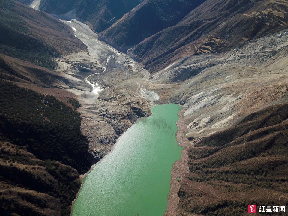 直击现场 :堰塞体泄流槽已过流 金沙江如青龙蜿蜒|青龙|泄流|堰塞湖