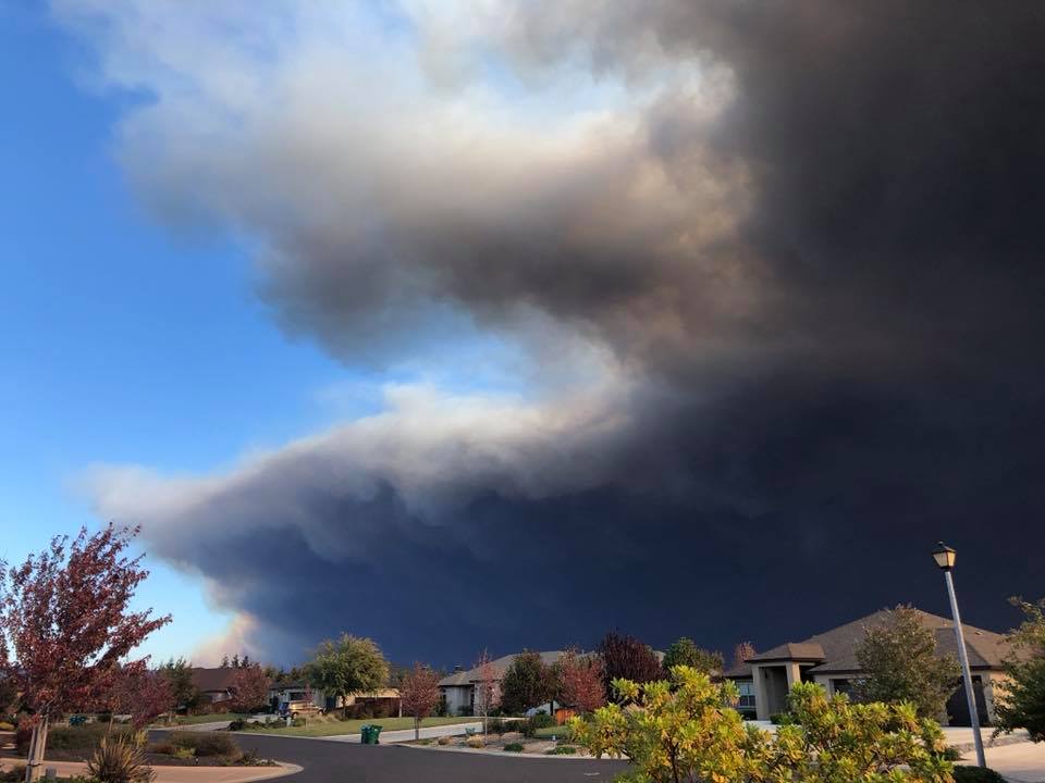 连线丨加州山火中的天堂镇居民看着烟雾把天空慢慢染黑