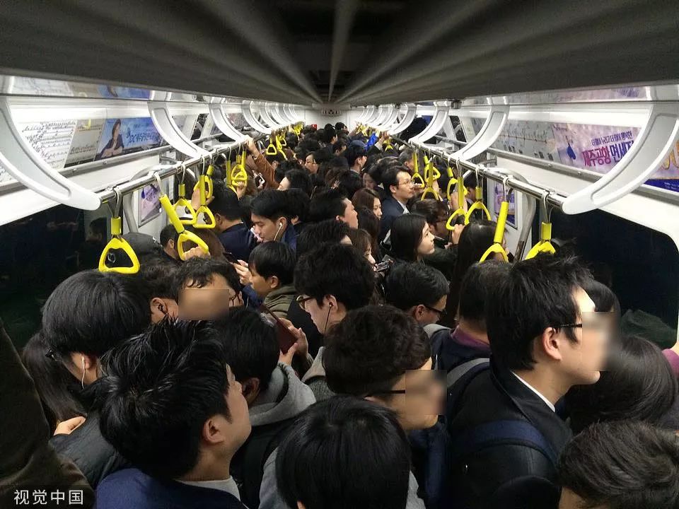 51porn:韩国男青年发起“反女权”运动 怪女性抢走职位? 韩国首尔地铁内上班族挤早高峰地铁/视觉中国