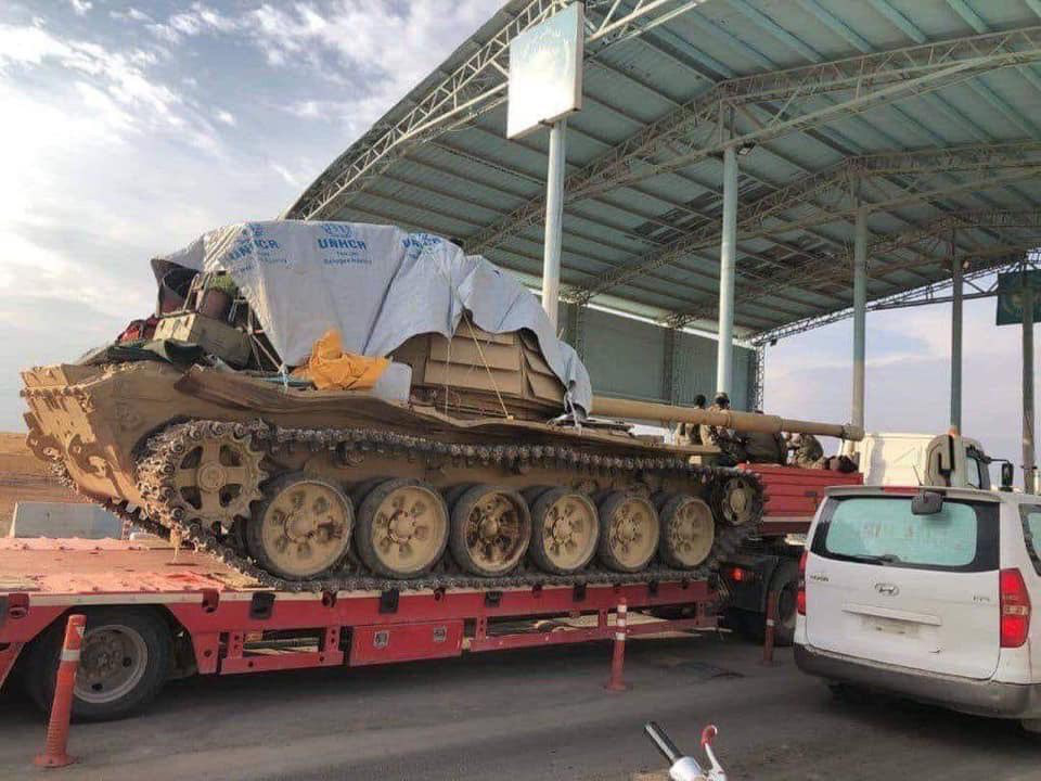  正在向拉卡前进的叙利亚政府军T-72M坦克，注意其独特的百叶窗装甲