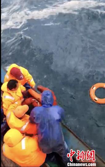 搜救人员救遇险人员上船。浙江海事 供图