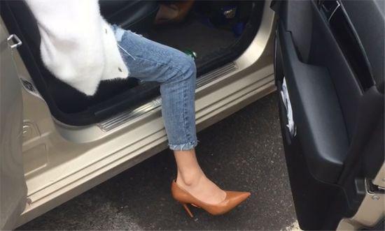 爱美女司机穿恨天高开车 踩不住刹车致追尾