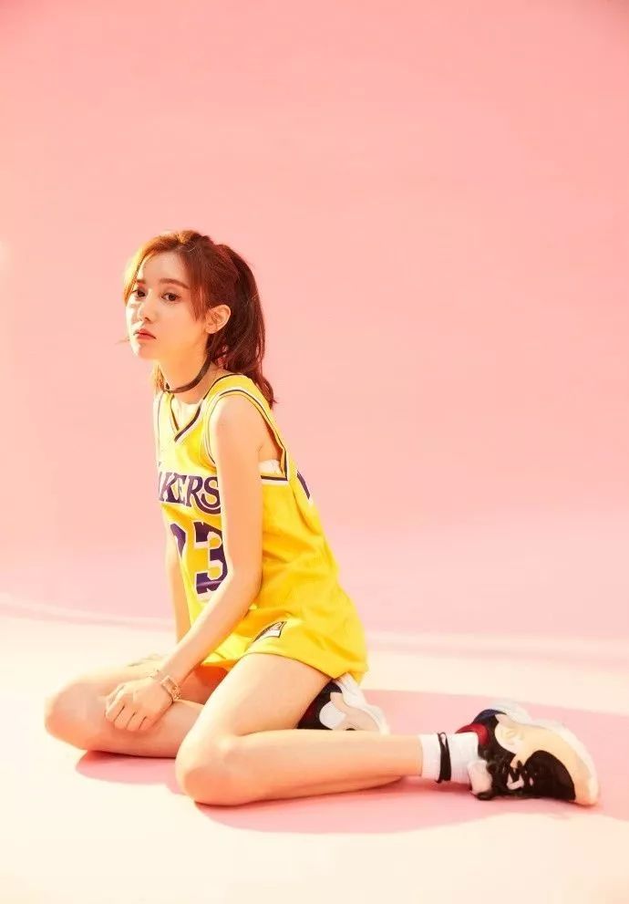 本名叫王舒菡,毕业于中国传媒大学.她凭借清纯的长相,一出现在演播