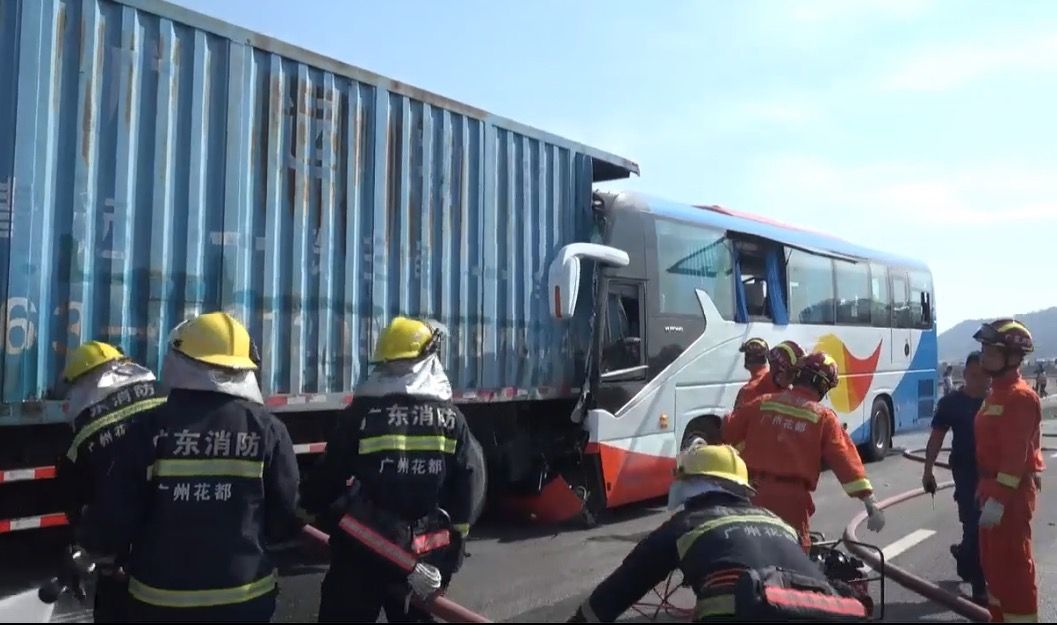 广东:广东载秋游大巴车高速追尾 1人死亡15人受伤 大巴车追尾大货车。广州消防供图