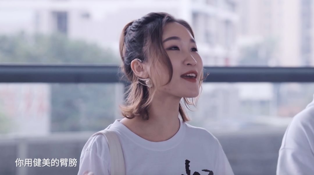 你向东海奔去,惊涛是你的气概你从雪山走来,春潮是你的风采诉说着对