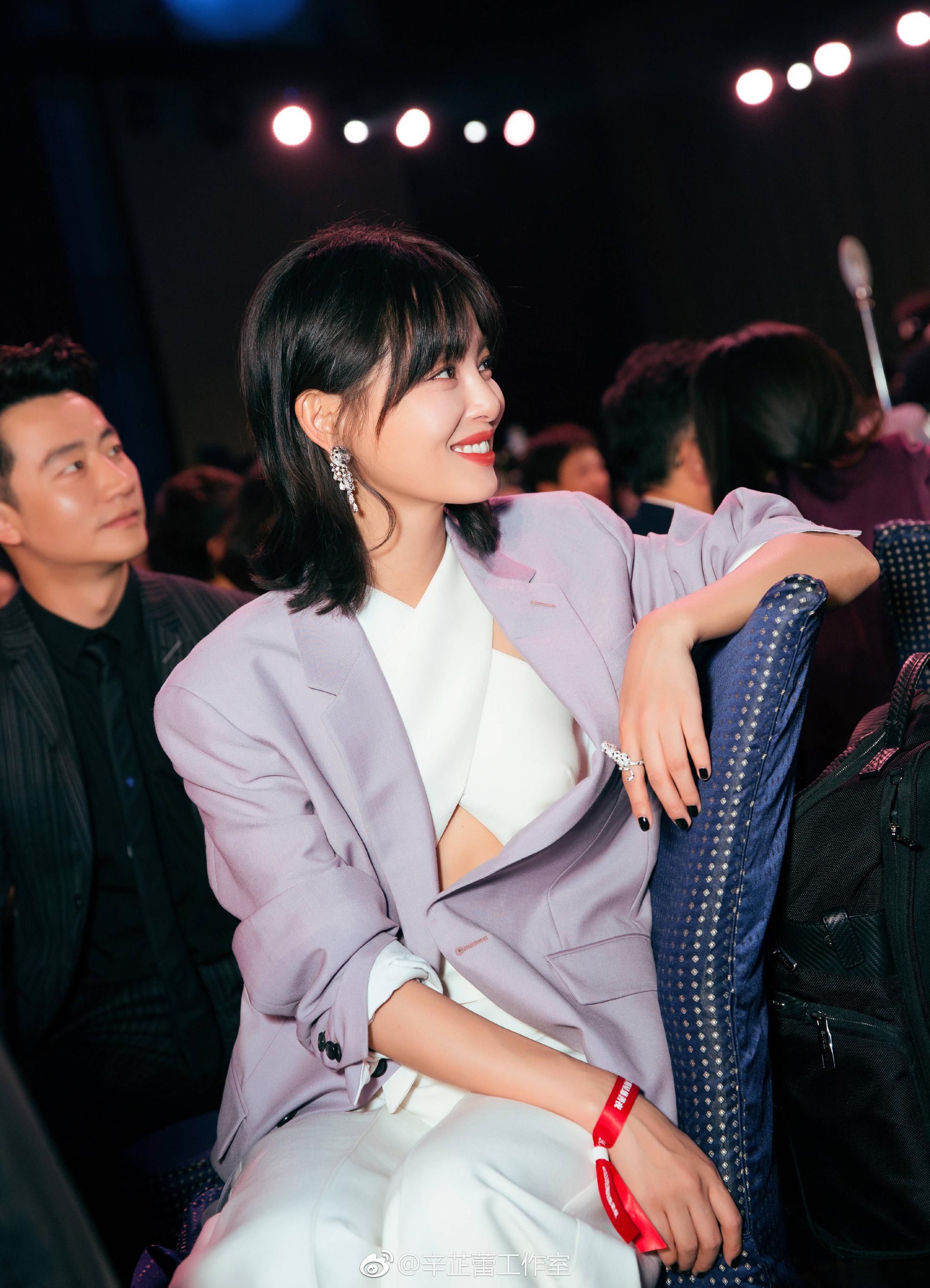 这些流量"女王"大热 有西装一份功劳|视觉中国|辛芷蕾|图片来源_新浪