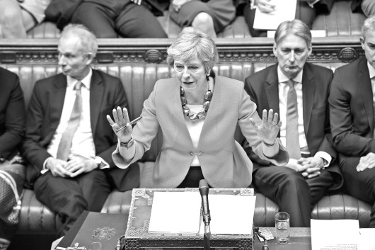 3月12日,在英国伦敦,英国首相特雷莎·梅(中)出席议会下院辩论.