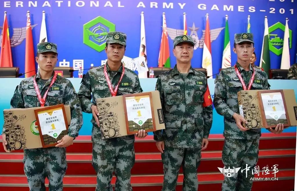 在7日下午举行的"晴空"项目颁奖仪式上,裁判长洪江强少将对获奖个人及