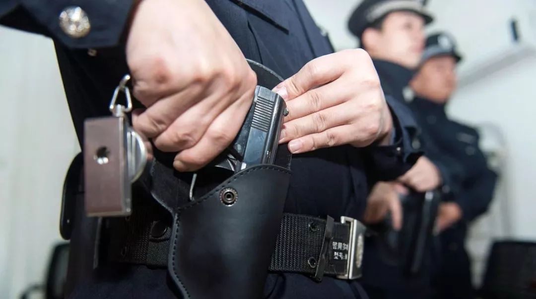 上图为日本警察可以看左轮手枪由枪绳连接在腰带上此外,反夺枪训练