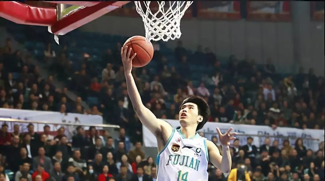 于厦门▲一名成长于福建的本土球员司职前锋,他就是 黄毅超身高1米98