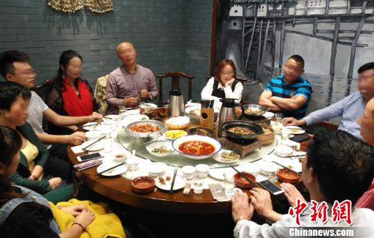 传销人员的“见总宴”。 胡慧如 摄