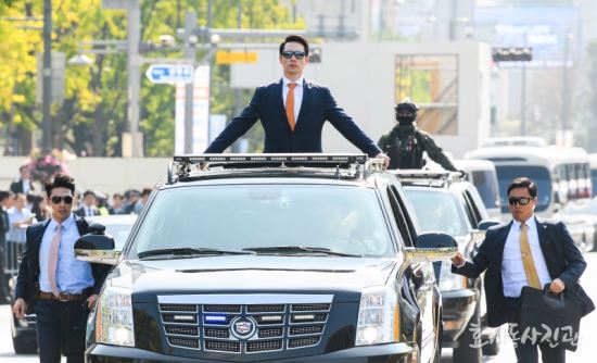  图为韩国总统贴身警卫（《国民日报》）