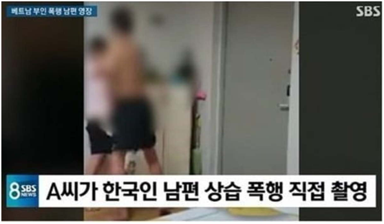 　韩国男子被拍到施暴越南妻子。图源：韩国汉城广播公司（SBS）