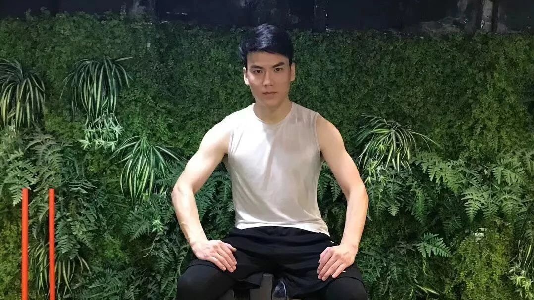 肌肉型男大鹏的抖音首秀!竟然表演大变活人……速来围观!