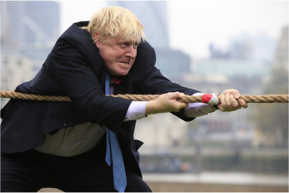 2015年10月，时任英国伦敦市长的鲍里斯·约翰逊参加拔河比赛（来源：CFP）