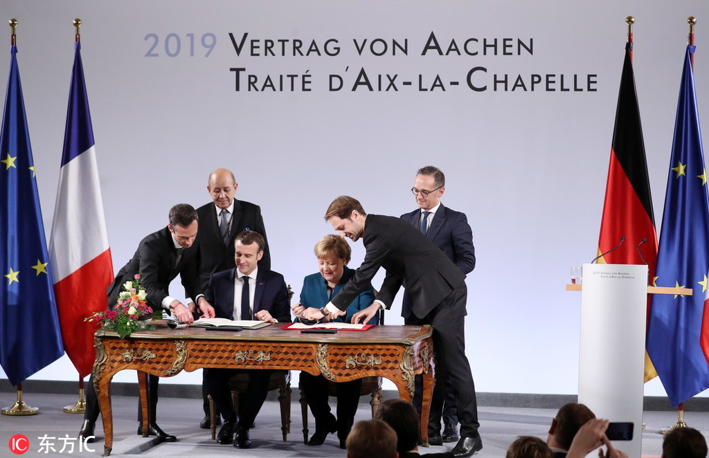  马克龙与默克尔签署条约，图@东方IC