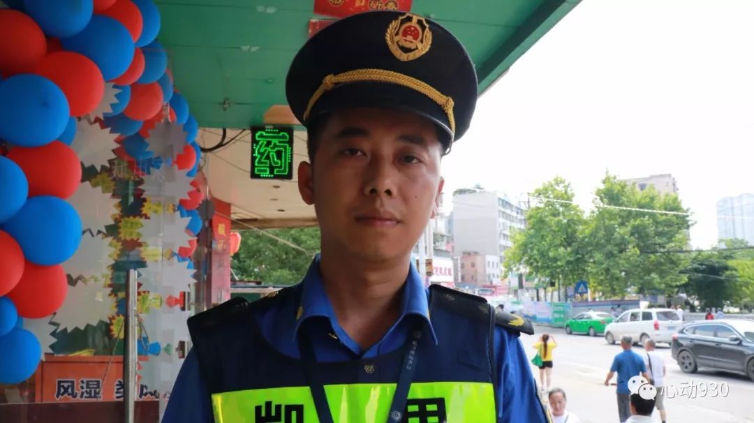 朋友圈里,一张凯里城管执法人员的照片刷屏了!