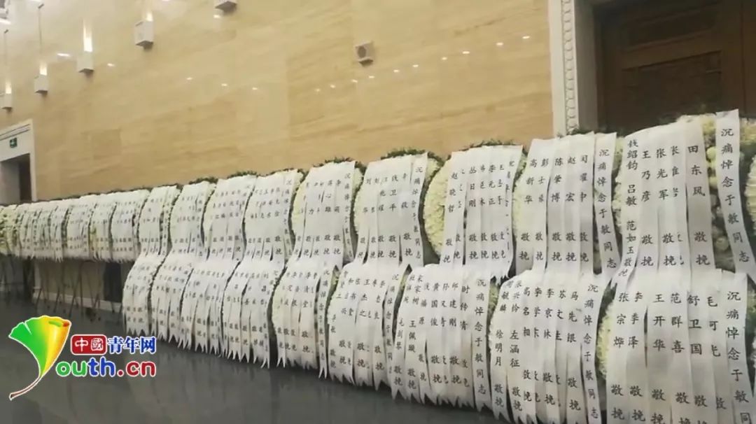 　　告别现场挽联如瀑