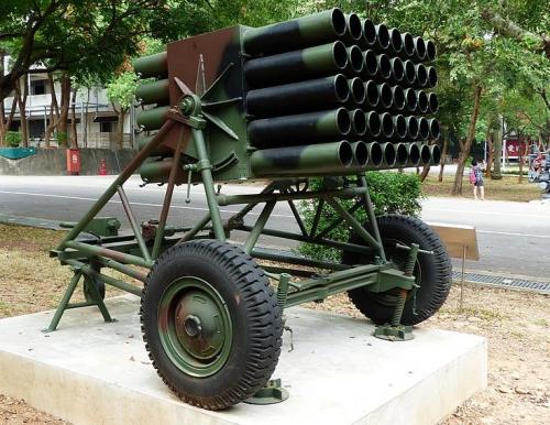 5公里,其实性能还不错台军装备过一阵的工蜂-6火箭炮,反正也是卡车