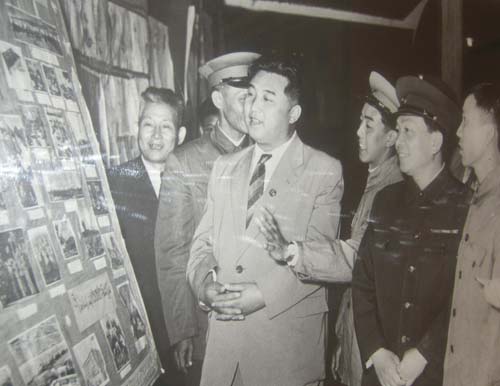 1958年12月，金日成参观越南人民军博物馆