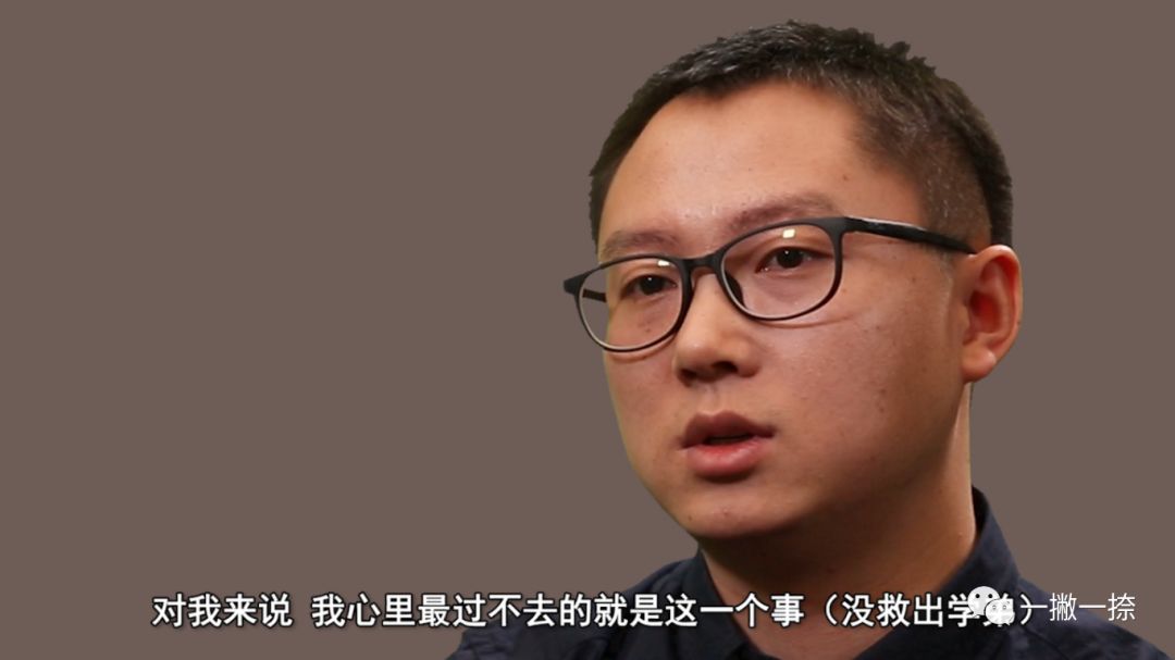 被压在门下边的初中学弟不断呼喊着"救我,救我",叶兴刚找来一把菜刀