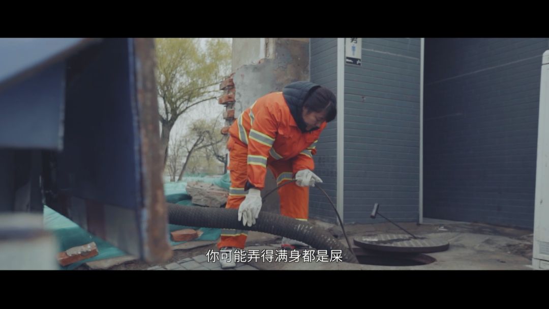 29岁女掏粪工只要是工作就没有什么丢不丢人的