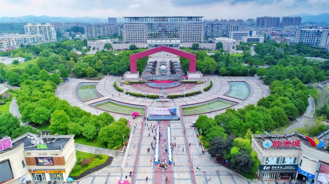 百米长卷 写意公路2018年5月,摄于安吉生态广场摄影:何永春抽烟注重分