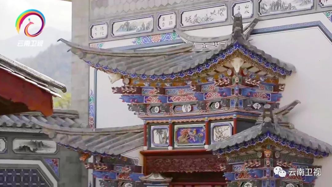 清淡素雅的青瓦白墙,富丽堂皇的大门装饰和庄重灵气的照壁装饰等独具