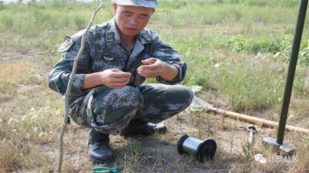 袁能鹏在制作野鸡套简易陷阱(均为模拟器材)一堂课在不知不觉中进入