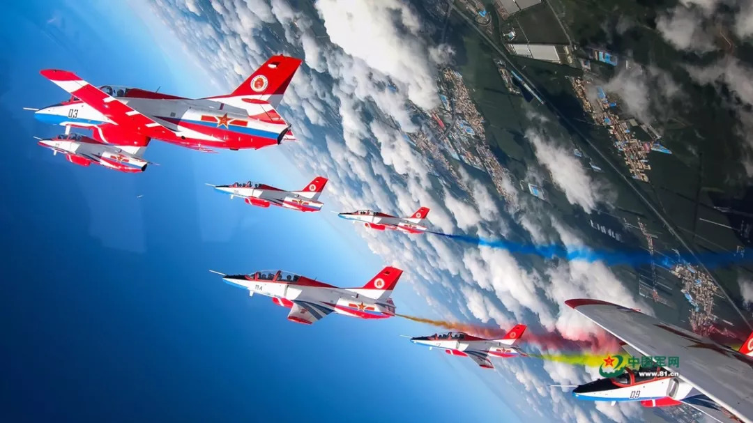 8月30日,空军航空开放活动,红鹰飞行表演队8机翻筋斗.杨盼 摄