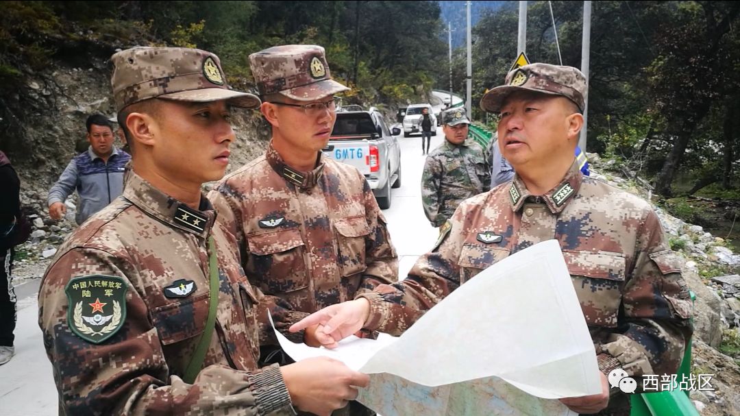 西藏林芝雅鲁藏布江河谷地段发生山体滑坡形成堰塞湖林芝军分区全体
