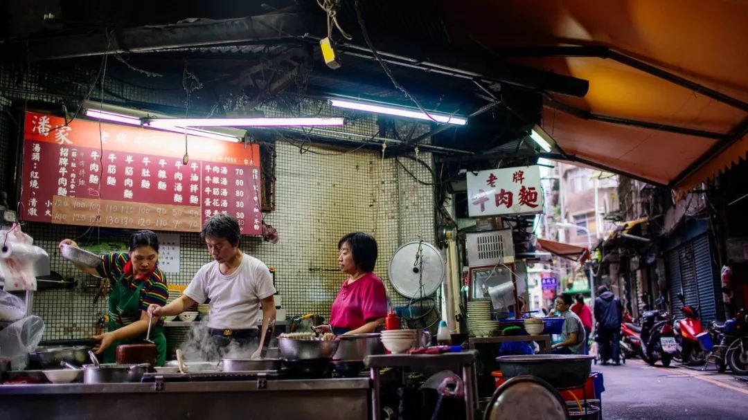 台北街头的牛肉面摊位 图/图虫·创意「眷村」牛肉面主场是在台北.