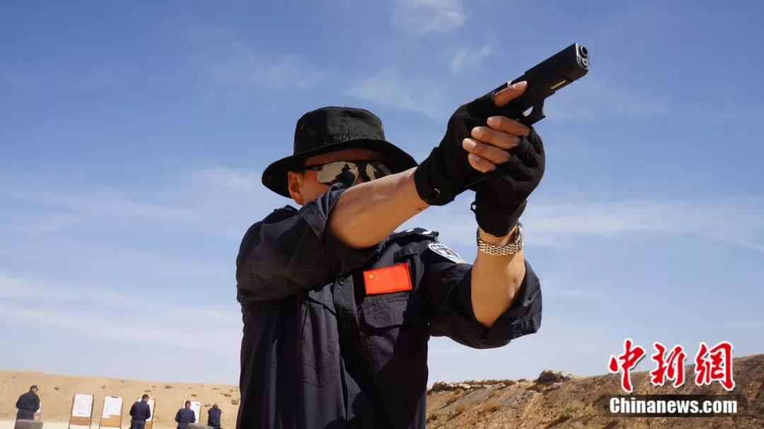 学功夫踢正步说中文好多外国警察有了中国师傅