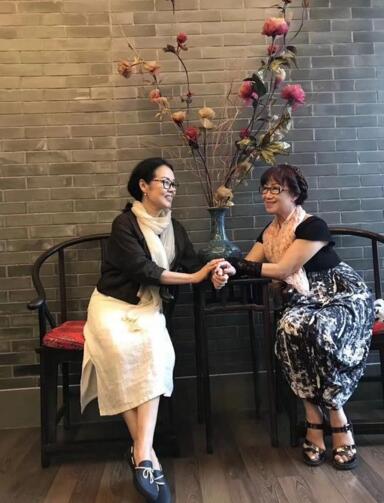 62岁董浩罕见晒妻子美照 称赞老伴儿漂亮出众