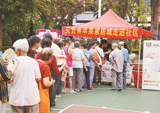 社区居民来到安吉青苹果家居城的展位排队抽奖.