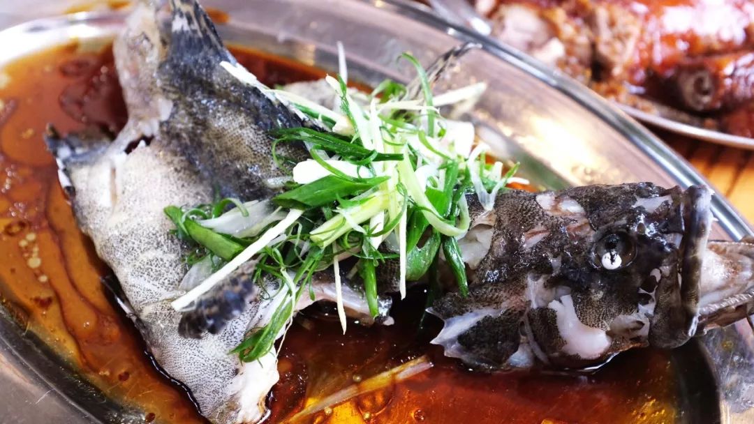 鱼背朝天蒸,鱼肉里外均匀受热,这是顺德蒸鱼从头嫩到尾的秘诀.